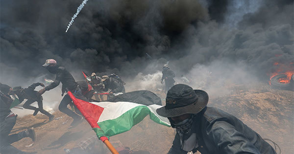 イスラエル軍の催涙ガスなどから逃げるパレスチナ人抗議活動参加者 イスラエル軍の催涙ガスなどから逃げるパレスチナ人抗議活動参加者