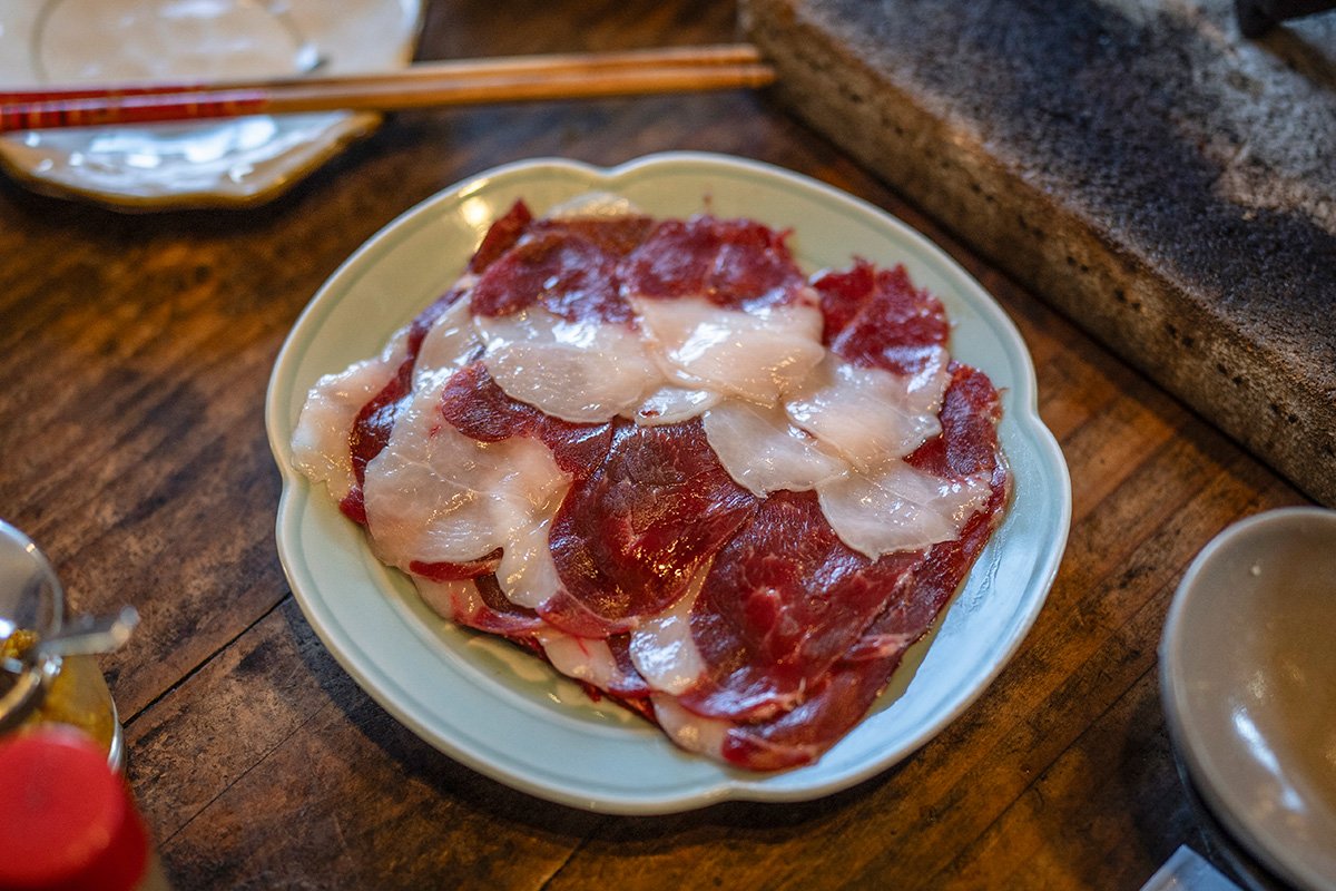 皿に盛り付けられたクマ肉のスライス