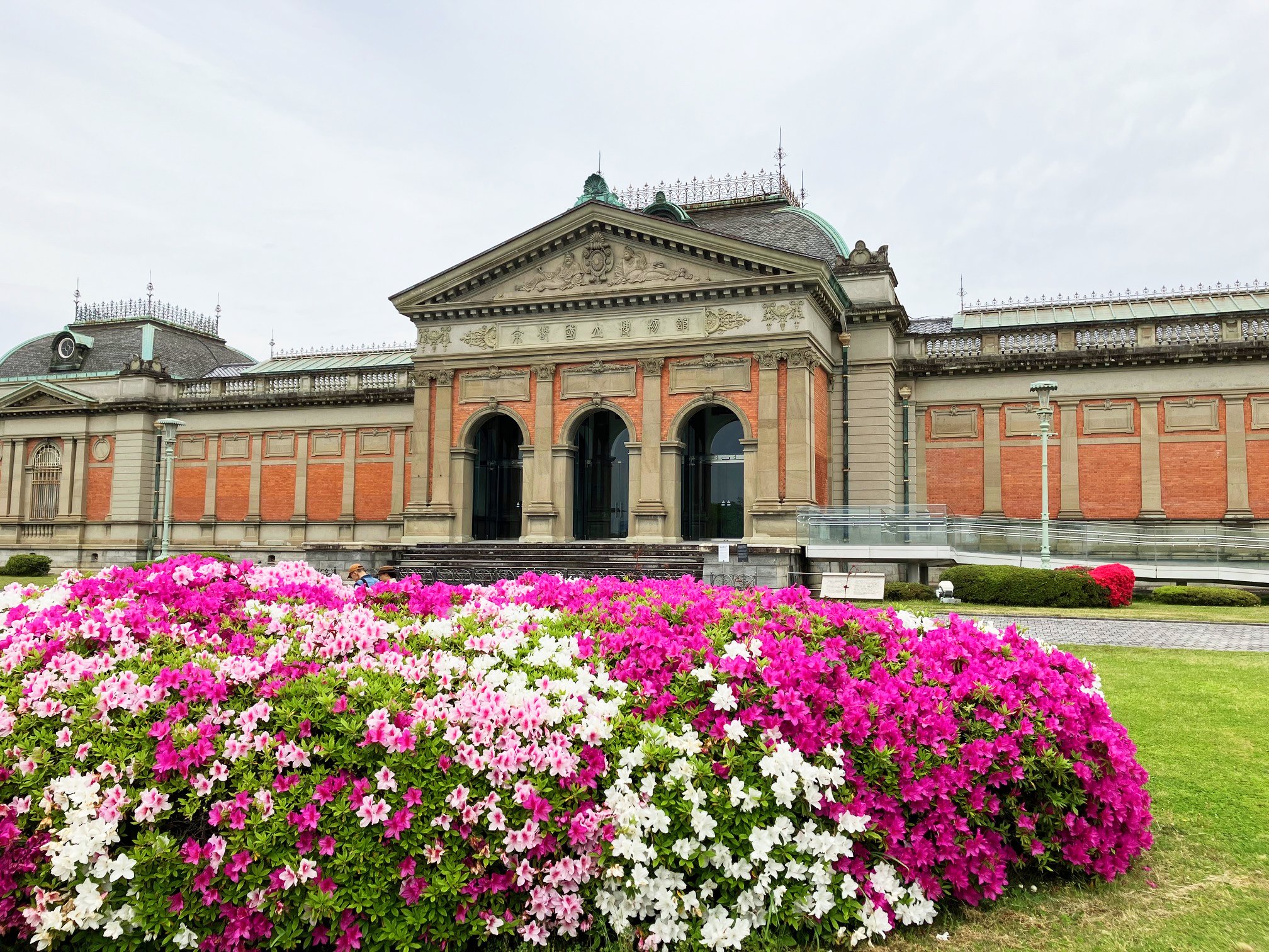 京都国立博物館(東山区)の明治古都館とつつじ