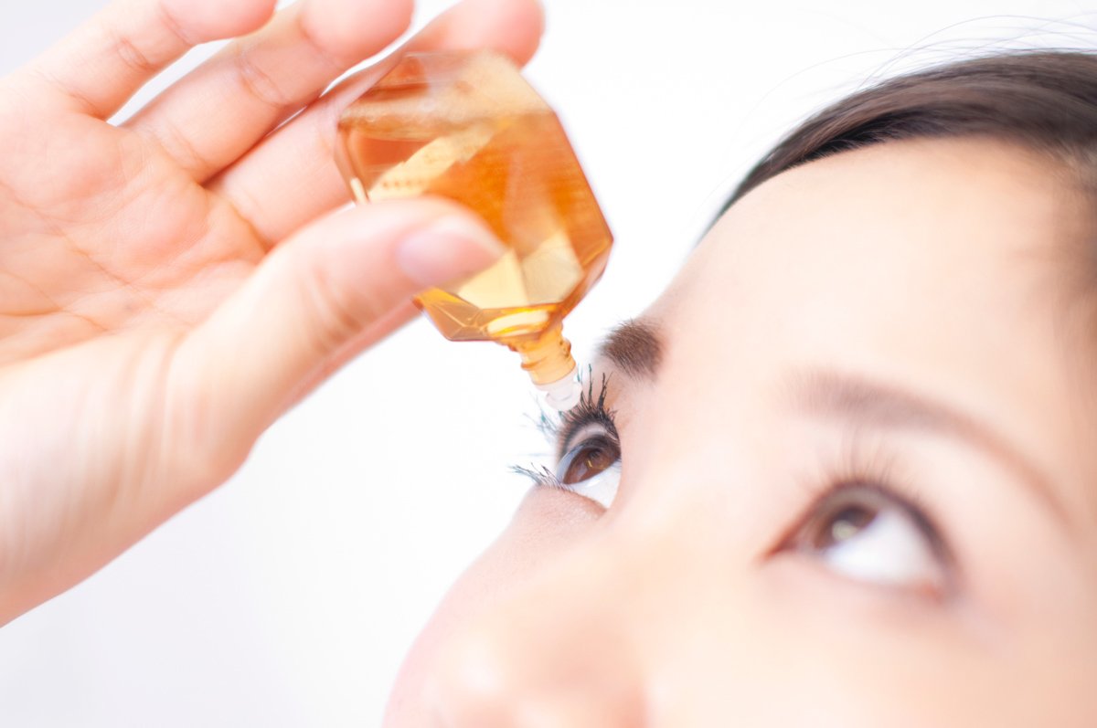 アレルギー性結膜炎に世界初の「塗り薬」が登場、点眼薬との違いは?