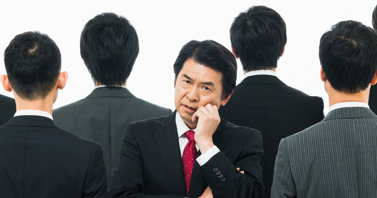 悩むビジネスパーソン