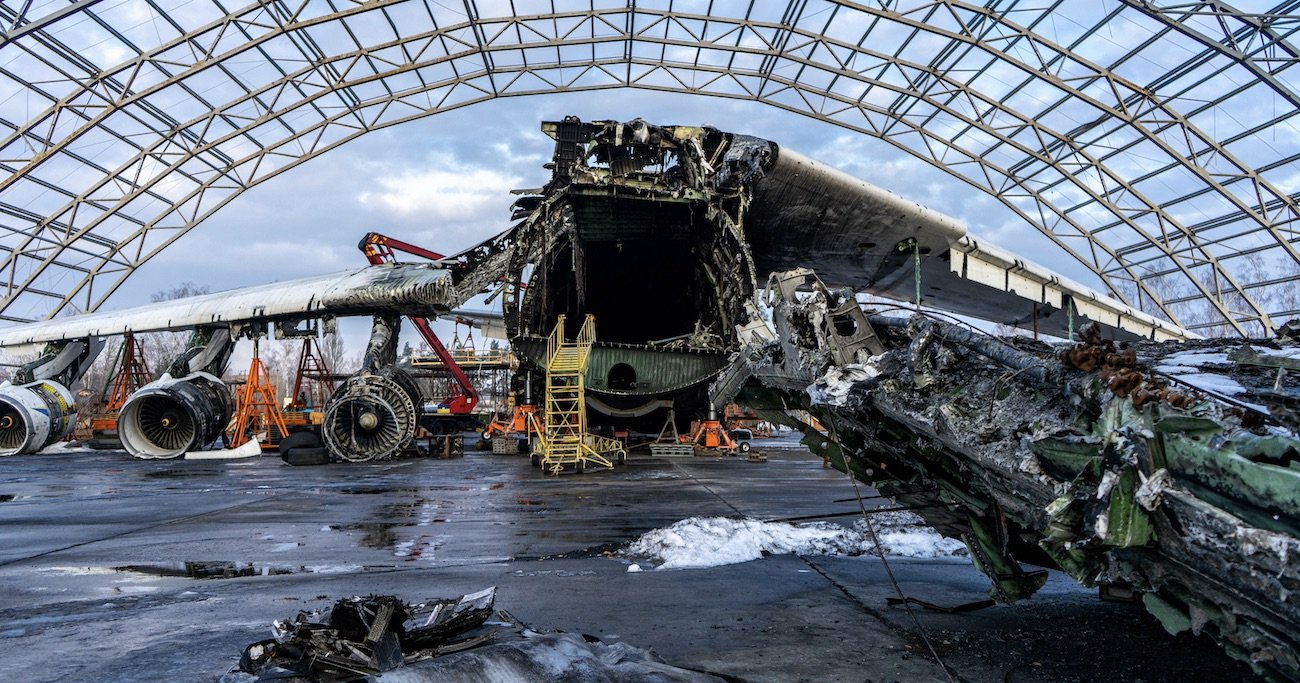写真:ロシア軍の猛攻を受けたウクライナのアントノフ国際空港