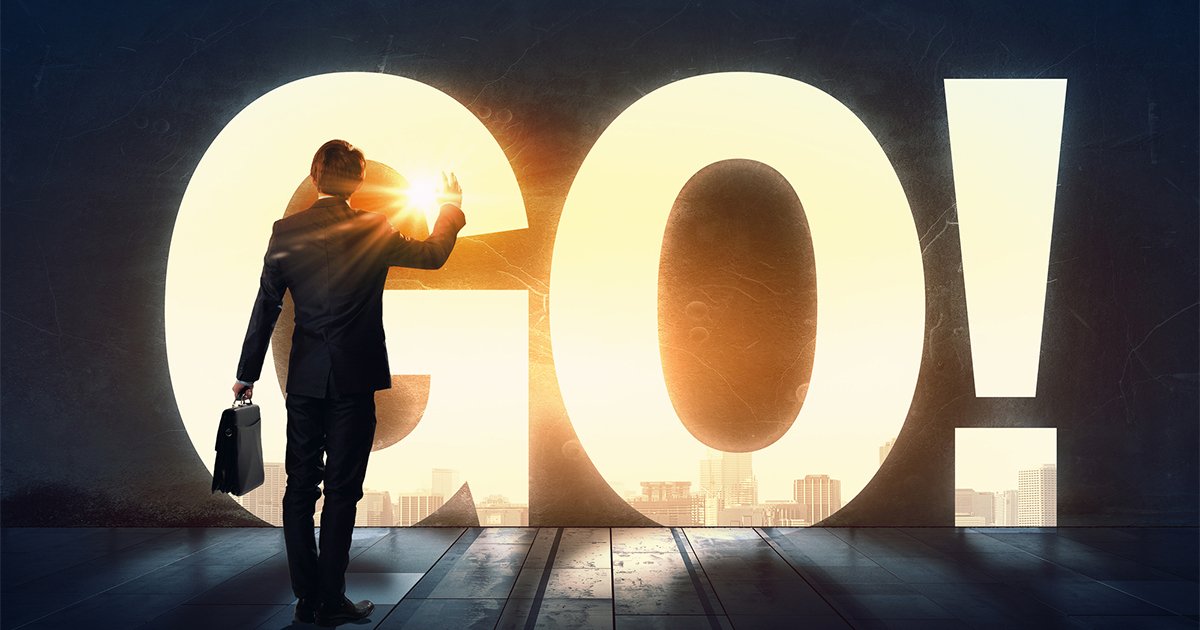 「GO！」の文字とビジネスマン