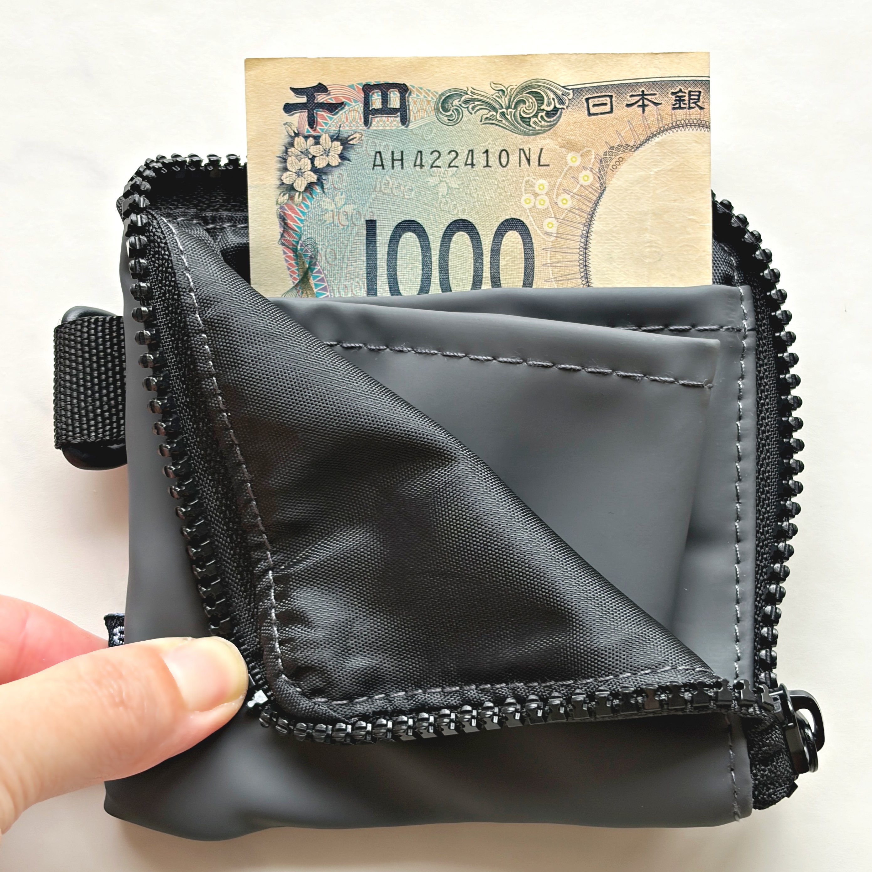 【ダイソー】カードや診察券が40枚も入った!ガバッと開く「ぺたんこ財布」スムーズに会計できて便利《購入レビュー》