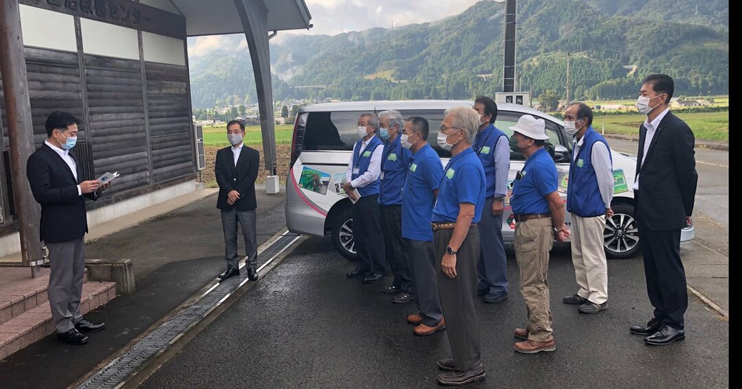 2020年10月1日、近助タクシー実用化の朝。ドライバー等の関係者の前で挨拶する、河合永充・永平寺町町長