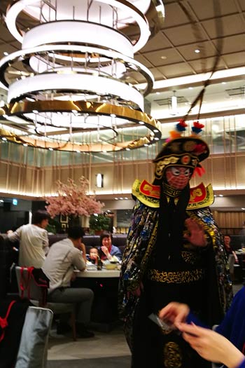 火鍋を食べている途中、「変臉」という中国の伝統芸能のパフォーマンスに出くわすこともある　Photo:DOL