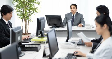 役員でも平社員でもありません…職場で「最も孤独になりやすい」意外なポジション