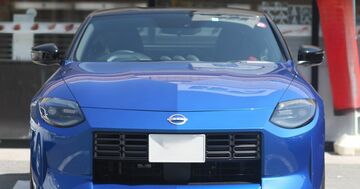 ポルシェと唯一肩を並べる「昭和なスポーツカー」とは?クルマ好きの世界的作曲家が認めたその“スゴみ”【試乗記】