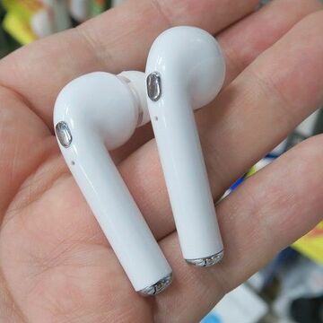 AirPods激似の完全ワイヤレスイヤホンが1350円