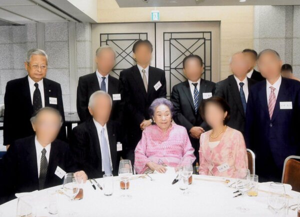 小林中の秘書を20年務めた後、富国生命保険社長、会長になった秋山智史（2列目左端）と辻トシ子。2011年に開かれた彼女の個人事務所三十六会の50周年パーティーで