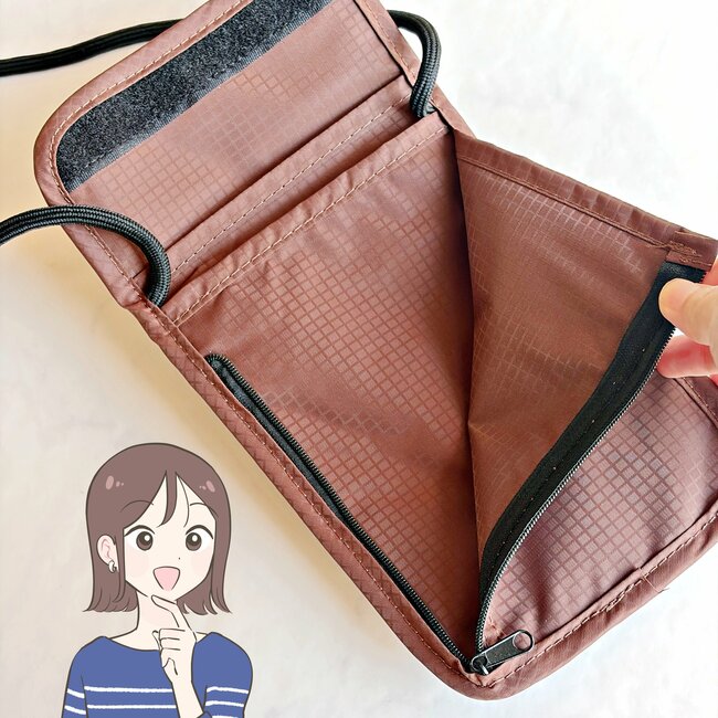 お薬手帳がすっぽり入った！3COINSの“ぺたんこポシェット”お財布いらずで外出できて便利！「扱いやすい」「買い足します！」《購入レビュー》