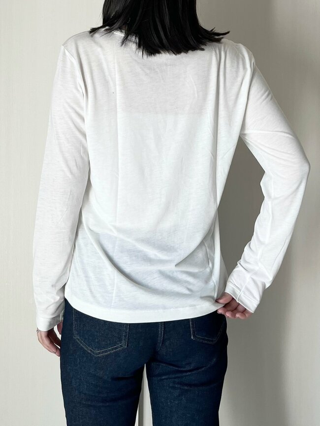 ほどよい透け感がオシャレ!ユニクロの“1990円トップス”たっぷり着回せるうえに、体型カバーも叶います!「めちゃくちゃ使いやすい」「買って正解でした」