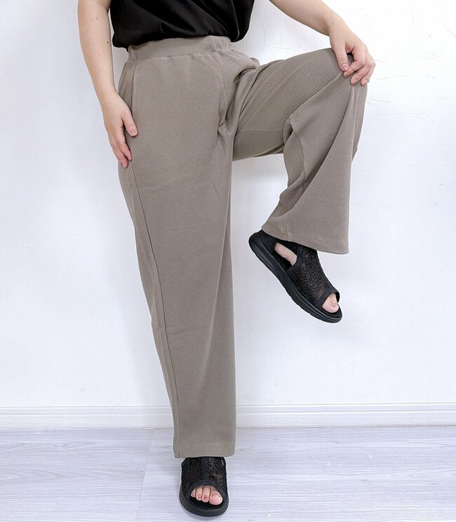 「全カラー買いたいです」無印良品の“ゆったりパンツ”楽ちんなのにキレイ見え!「最高にはき心地が良い」「リラックスしながらも上品」《購入レビュー》