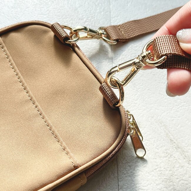 カードや診察券が31枚も入った…！コメダ珈琲の「おしゃれショルダーポーチ」財布代わりになって天才すぎる！