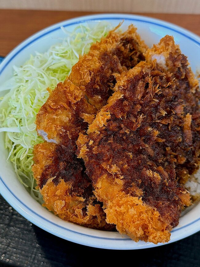 「安定の美味しさ」「マジで幸せの一杯」かつやの“ボリューム満点どんぶり”お肉たっぷりで食べ応えがすごい！「舐めてた、腹パンパン」