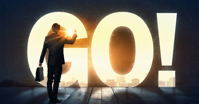 「GO!」の文字とビジネスマン