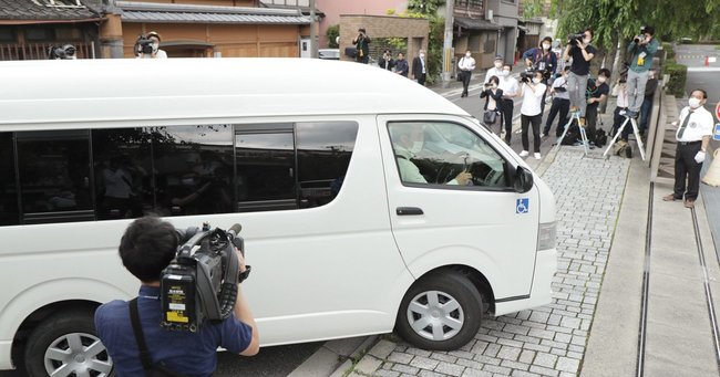 勾留質問のため京都地裁に入る青葉真司容疑者を乗せた車（5月27日午後、京都市中京区）　
