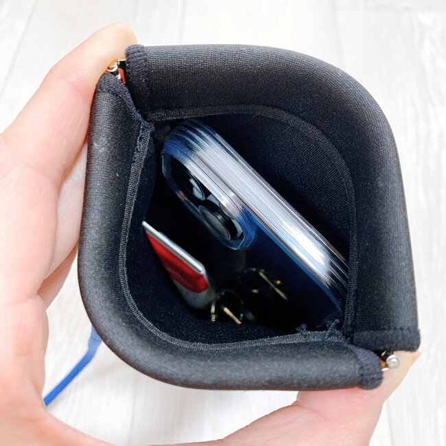 カードや診察券が10枚入った！3COINSの“片手でパカッと開くサコッシュ”お財布代わりに使えて便利！「1つ持ってると便利」「簡単に開閉できて使いやすい」【購入レビュー】