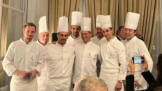 2022年の大会で、料理部門で『M.O.F.』の称号得た8名。一番右が関谷健一朗氏（写真：フォーシーズ）