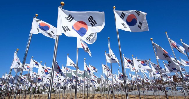 韓国では、8月15日は「解放記念日」であり「光復節」という祝日だ。写真は韓国の独立記念館の前に立つたくさんの太極旗。 Photo：PIXTA