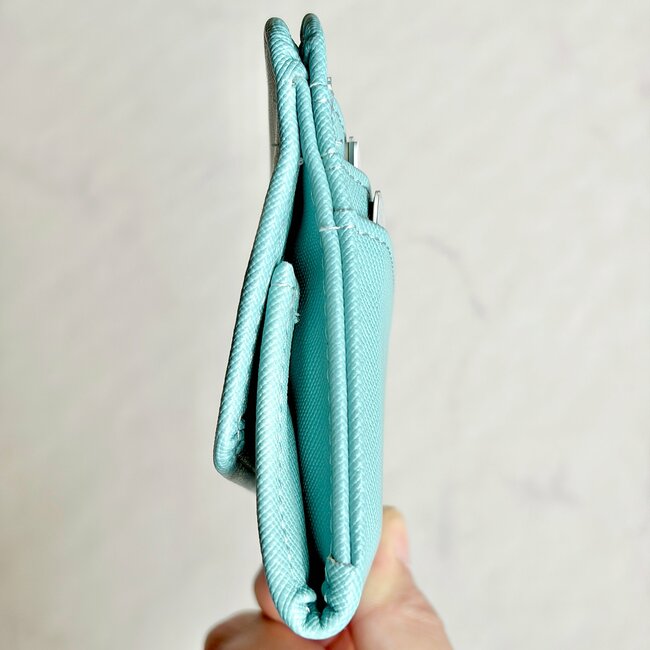 「色違いで2つ購入」3COINSの“ぺたんこ財布”コンパクトなのにカードが15枚入った！「薄くて軽い」「小さいカバンでも全然入る」