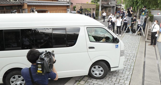 勾留質問のため京都地裁に入る青葉真司容疑者を乗せた車(5月27日午後、京都市中京区)