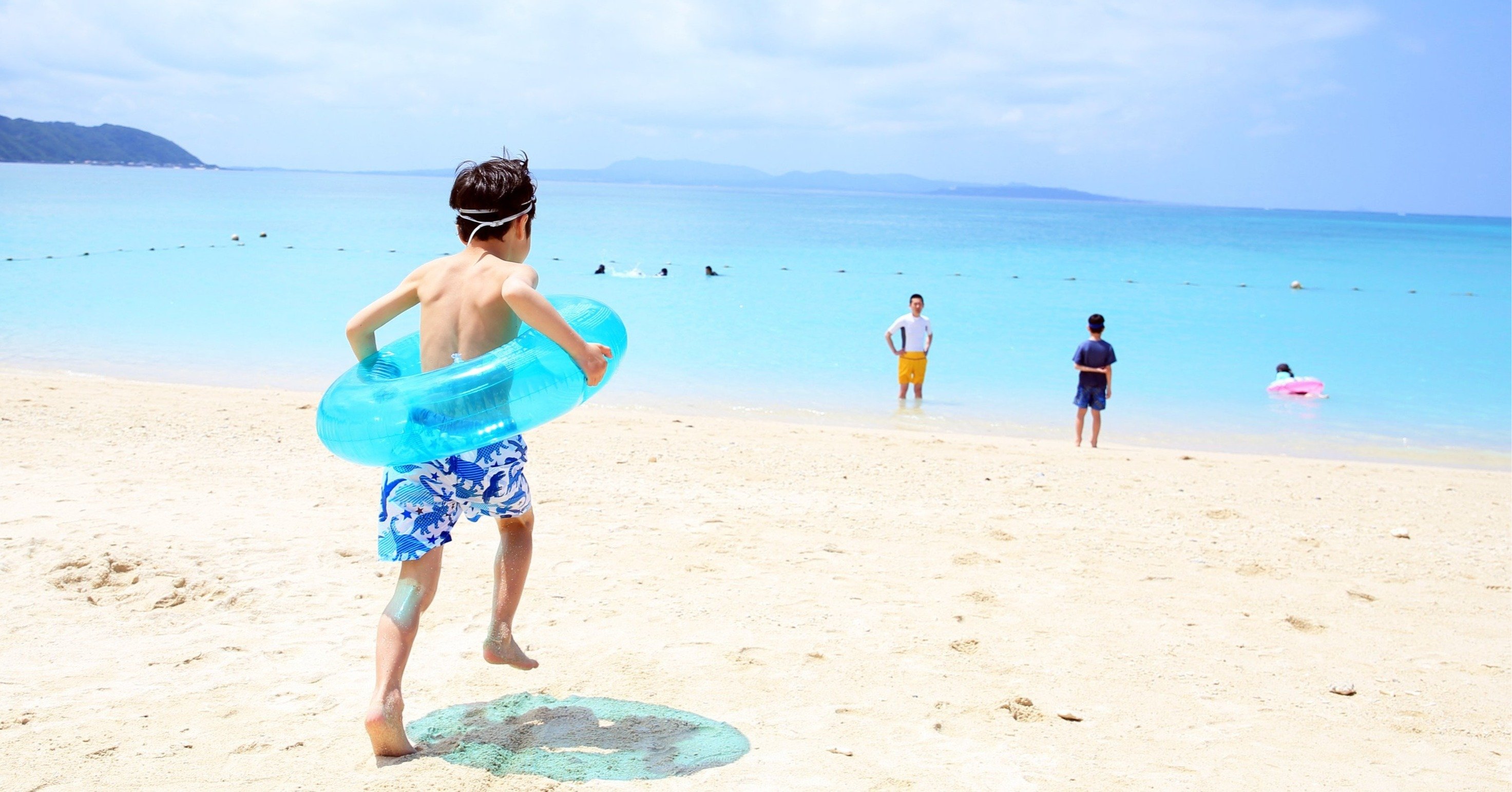 砂浜で遊ぶ家族