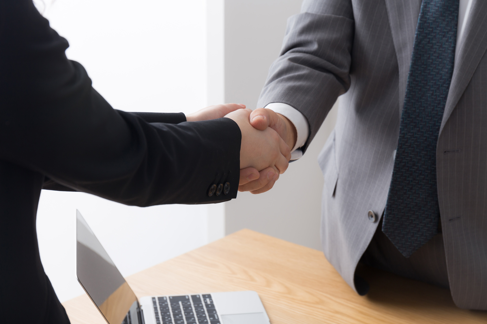 海外出張や展示会で取引先に「よろしくお願いします!」と伝えるには、英語で何と言えばいい?