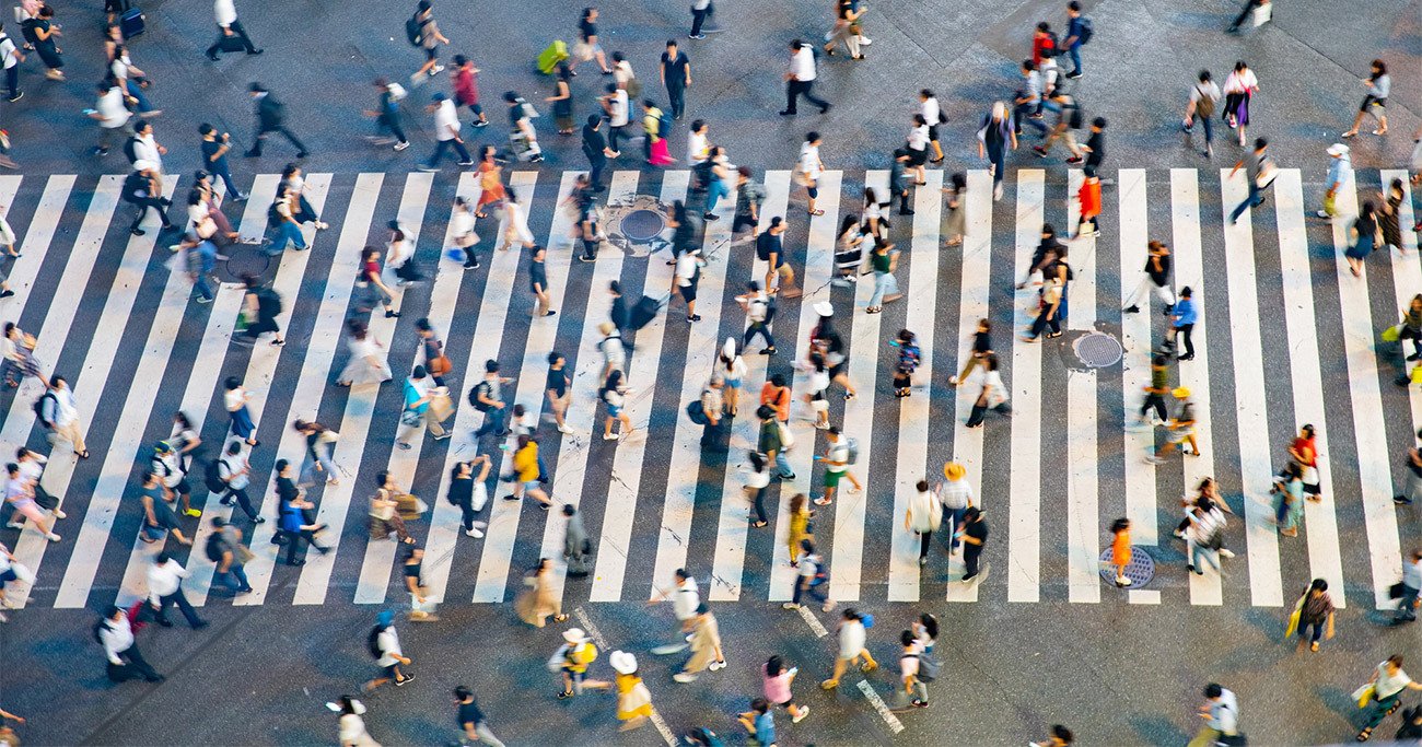 渋谷スクランブル交差点を渡る人々