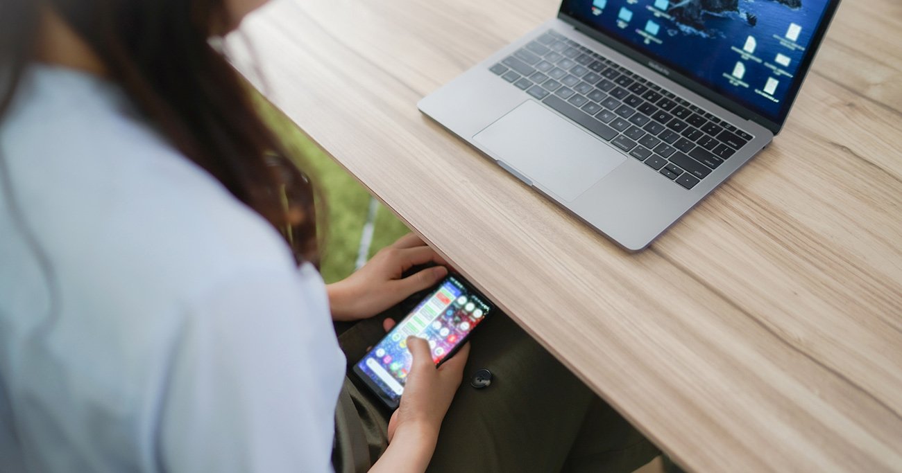 休憩中にスマホをいじる人は仕事ができない？→本当の理由とは