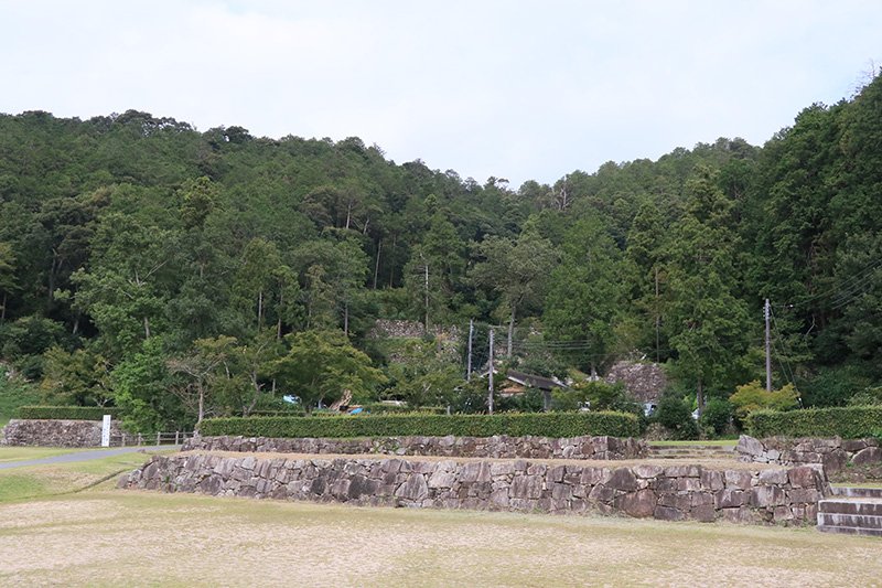 安土城。尾根に挟まれた山麓に屋敷が並んでいたとされる