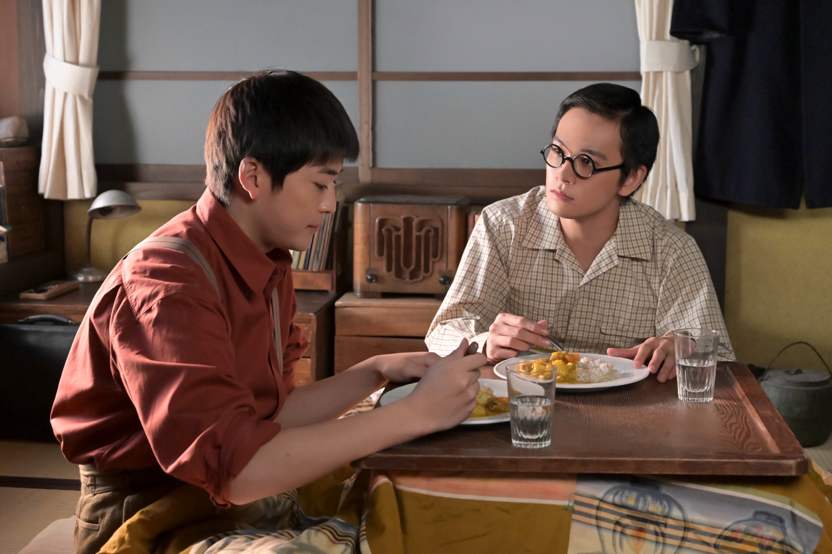 泣きながらカレーを作った夜、健太郎(高橋文哉)が黙っていた“ほんとうの理由”【あんぱん第47回レビュー】