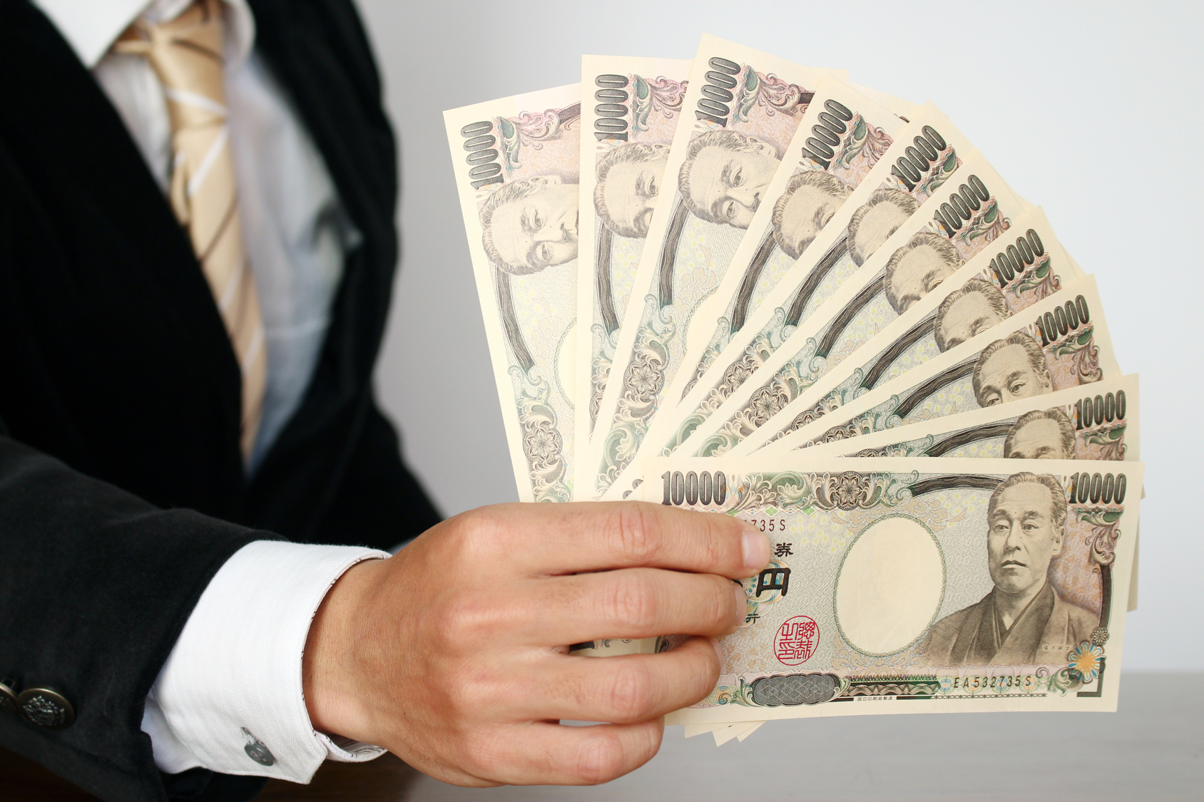 あなたは、8000万の札束=“座布団”を見たことがありますか?