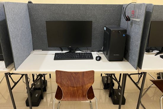 IELTSを受験したことがある方であればおなじみの試験セットが、学校内にそっくりそのまま再現されている(筆者撮影)
