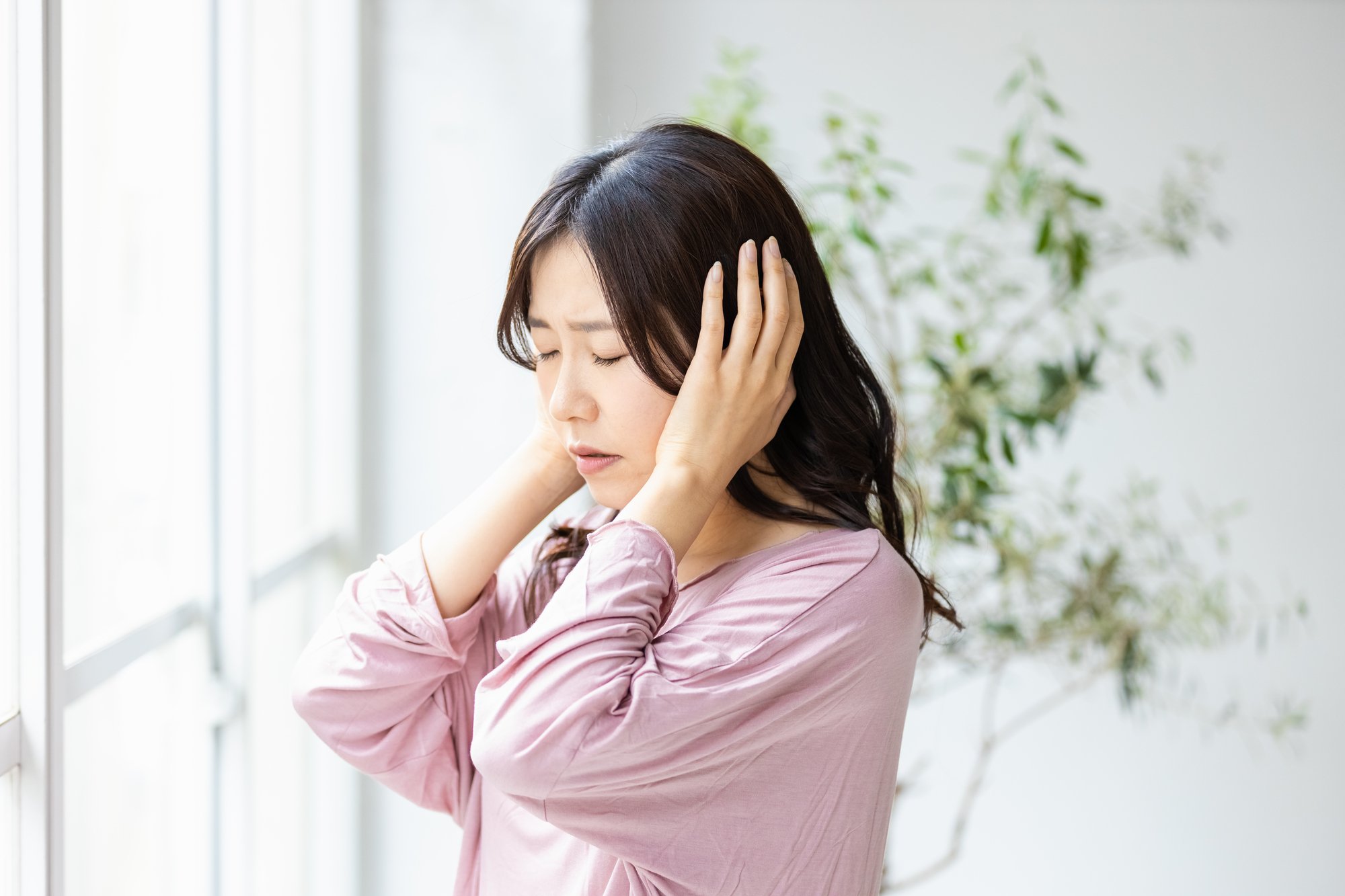 「キーン」「ブーン」「ゴー」…耳鳴りがある人の9割がかかっている“病気”とは?【専門医が解説】
