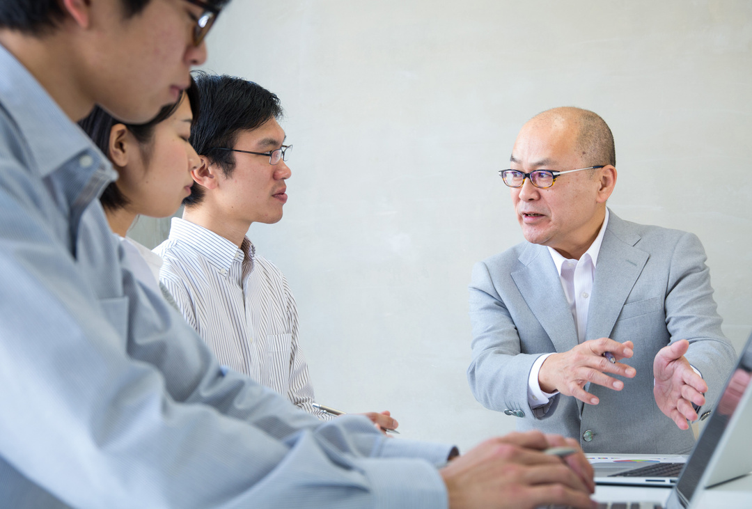 ダメ上司ほど会議でよくしゃべる。優れた上司は黙ってメンバーを「○○」する。【定例会議5つの基本】