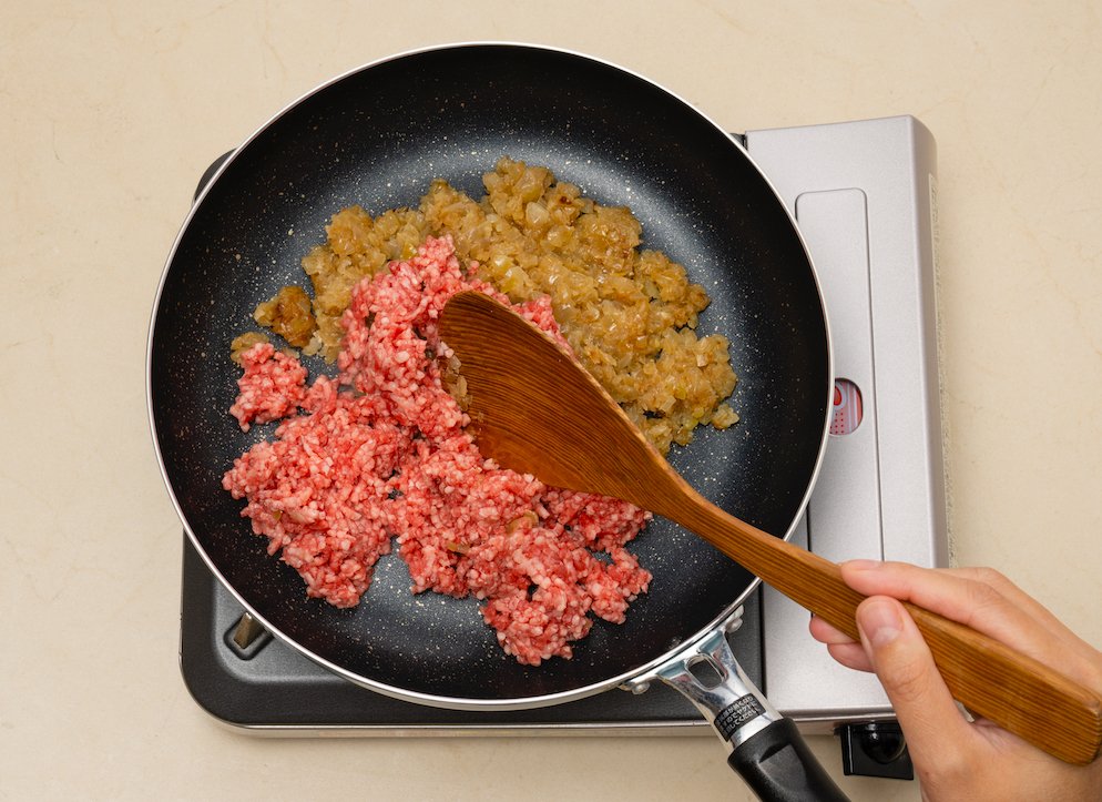 【裏ワザ料理】5分でできる!合いびき肉と玉ねぎでつくる「ハンバーグ丼」