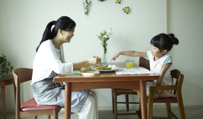 生活保護の「扶養照会」が破壊する家族の絆、娘と孫を搾取する虐待父も