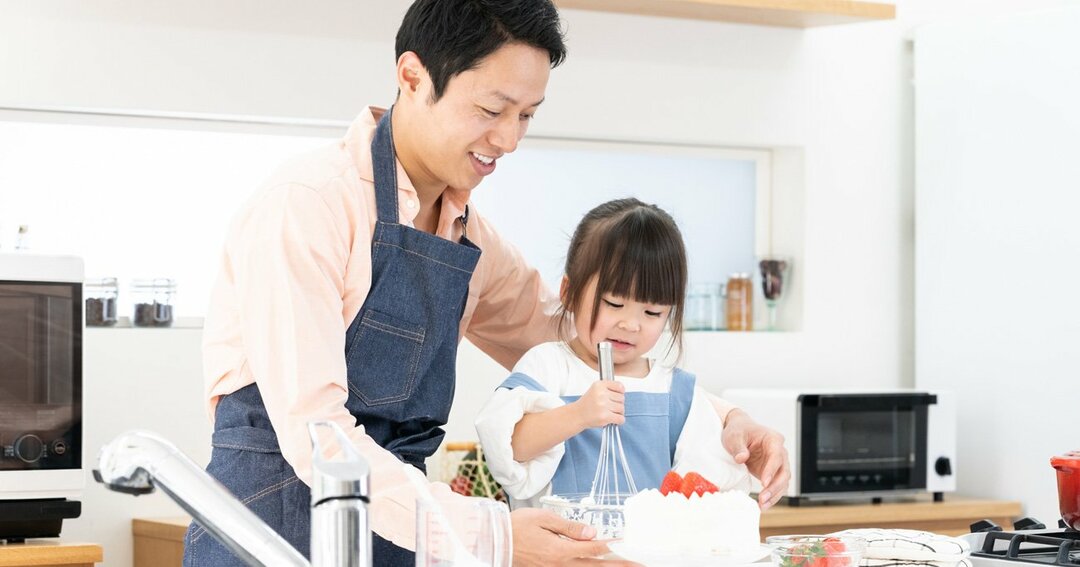 お菓子作りをする家庭が増えたので、小麦粉やホイップクリームが売れている