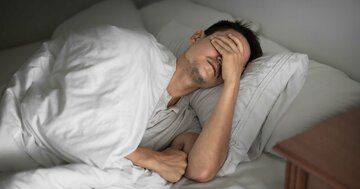 夜中の胸焼け、めまいを放置する人…解決策は意外な「寝姿勢」