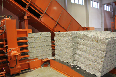 工場では1日あたり最大約40トンの古紙を処理することができる