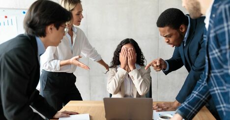 【ビジネス英語】「非難する、批判する」を英語で言うと？