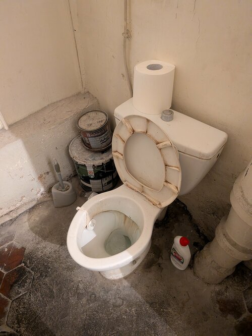 とにかく汚い！フランス・パリのハンバーガー店のトイレ