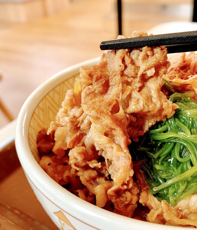 「この世で一番うまい食いもん」「年中売ってほしい」すき家の“豪快どんぶり”具材たっぷりで贅沢すぎる！「カオスな感じが嬉しい」