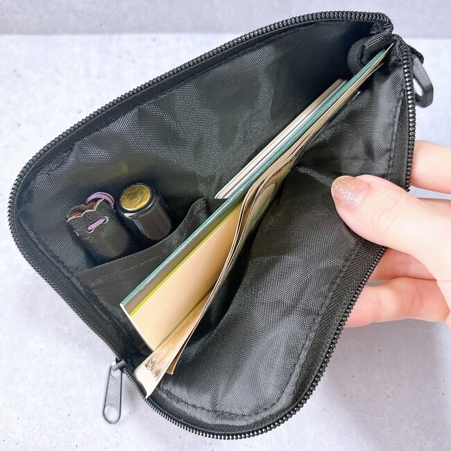 【ダイソー】カードが40枚も入った！ガバッと開く「ぺたんこポーチ」お財布代わりにもなって優秀！《購入レビュー》