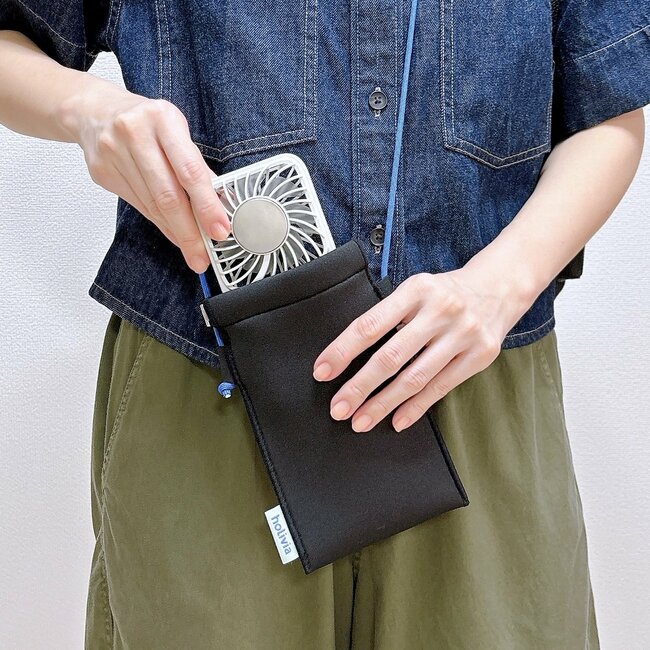 カードや診察券が10枚入った！3COINSの“片手でパカッと開くサコッシュ”お財布代わりに使えて便利！「1つ持ってると便利」「簡単に開閉できて使いやすい」【購入レビュー】