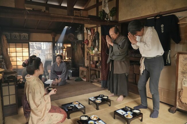 主題歌まで5分!それでもオープニングの長さを感じさせない俳優たちの熱演がお見事すぎる〈ばけばけ第52回〉