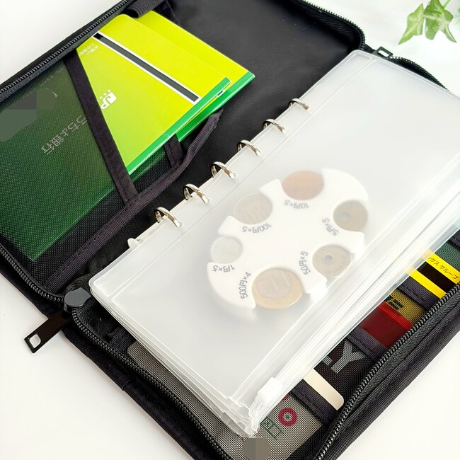 「すぐに小銭が出せる」「お財布がスッキリ」セリアで見つけた”天才コインホルダー”便利すぎて感動した！「コンパクトで使い勝手いい～」