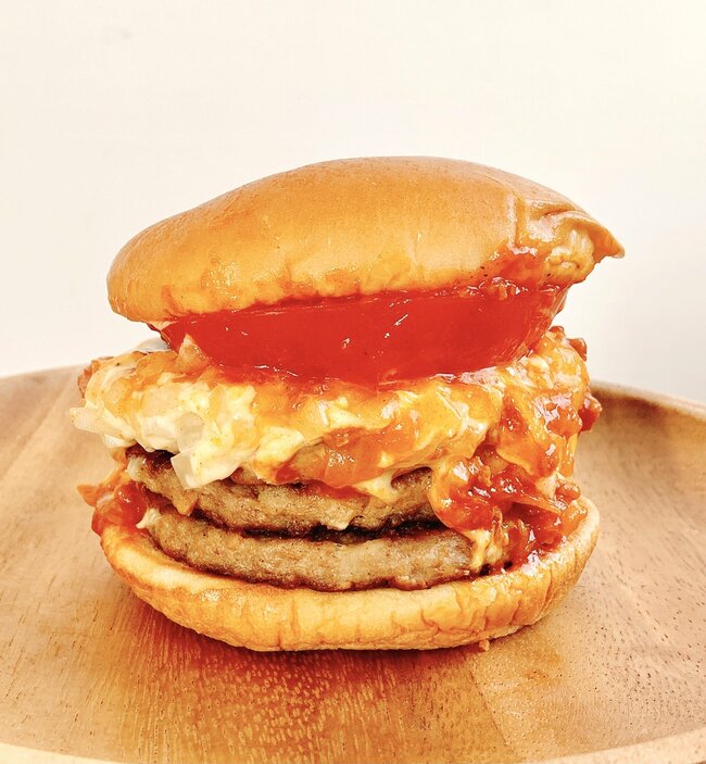「嘘みたいなボリューム」「アゴ砕けそう」モスバーガーの“15時から頼めるメニュー”お肉の量がとんでもない！「食べ応えがエグくてやばかった」