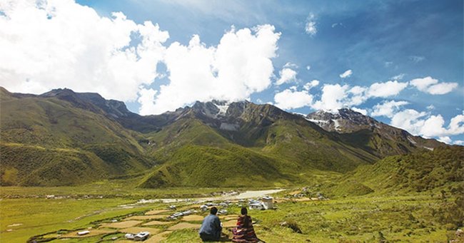 映画の舞台は、ブータン北部、ヒマラヤ南麓に広がる標高4,800mの高地にある秘境ルナナ郡の村